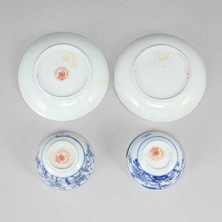 KOPPAR med FAT, ett par, porslin. Qingdynastin, Qianlong (1736-95).