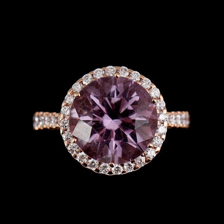 RING, 18 k roséguld, briljantslipade diamanter samt ametist.