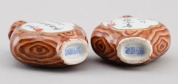 SNUSFLASKOR, 2 st, porslin, Kina, 1900-tal.