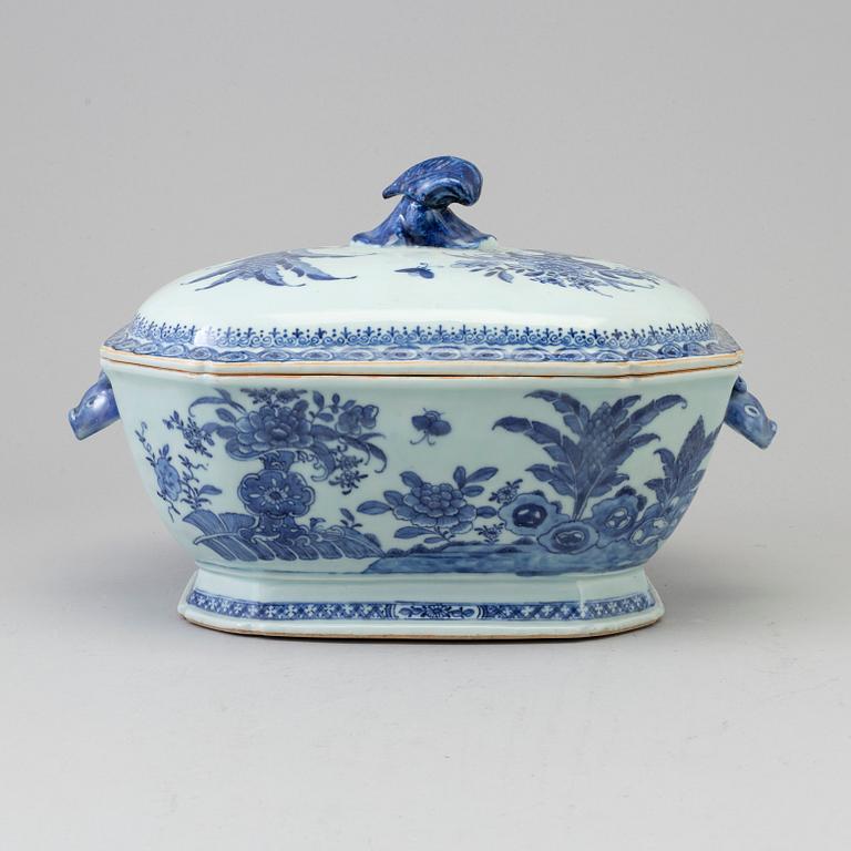 A blue and white tureen with cover, QIng dynasty, Qianlong (1736-95).