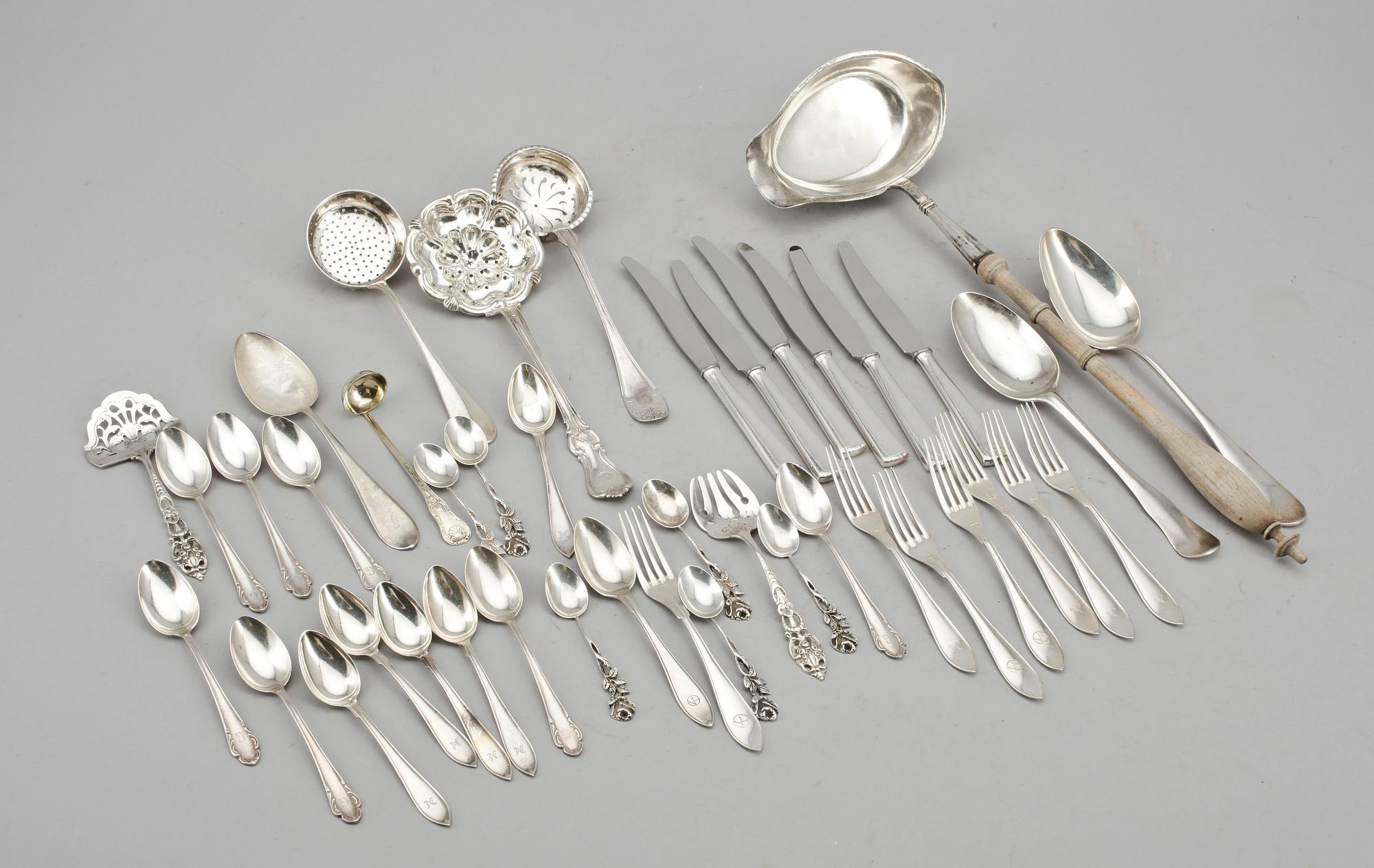 PARTI SILVER, bland annat en sked tillverkad av Mathias Forswall, Uppsala, 1777. Vikt ca 1060 gram.