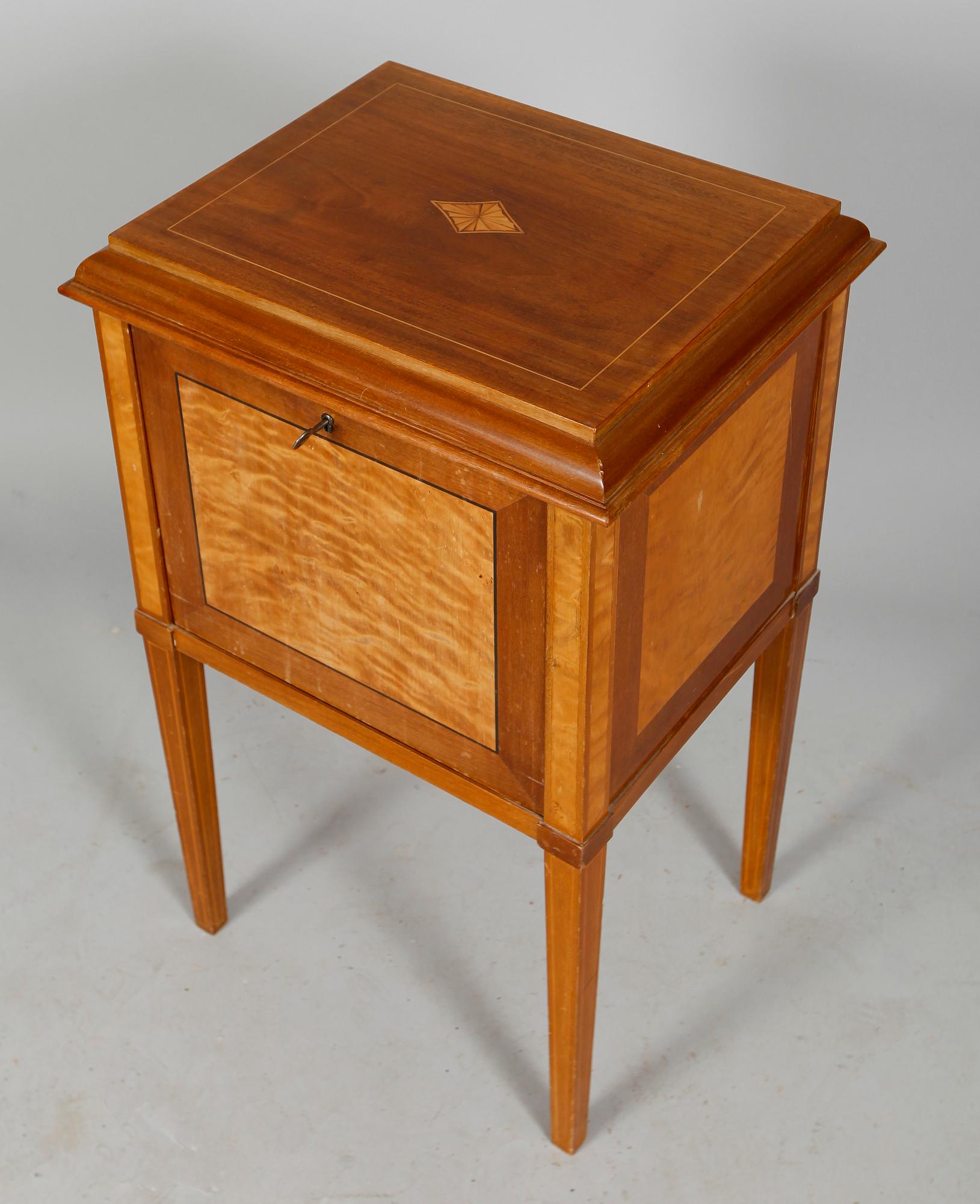 BESTICKSCHATULL, sengustaviansk stil, 1900-talets mitt.