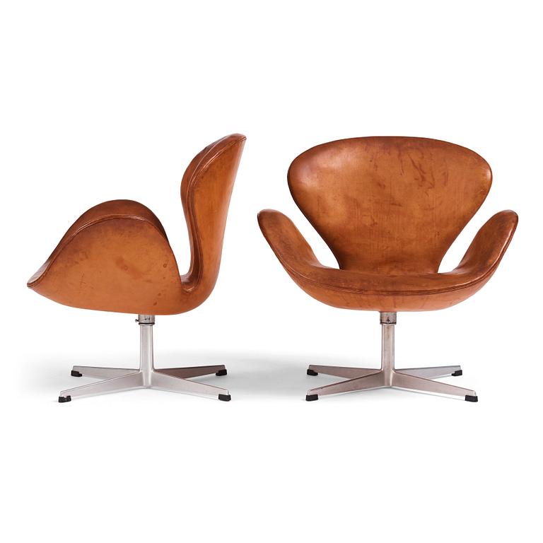 Arne Jacobsen, fåtöljer ett par, "Svanen", Fritz Hansen, 1960-tal.