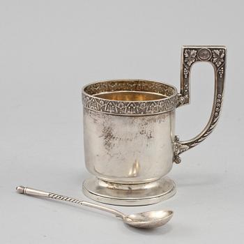 TEGLASHÅLLARE samt TESKED, silver, möjligen 2a Artellen, Moskva 1908-1917 vikt 190 g.