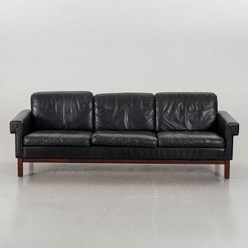 A BLACK LEATHER SOFA.