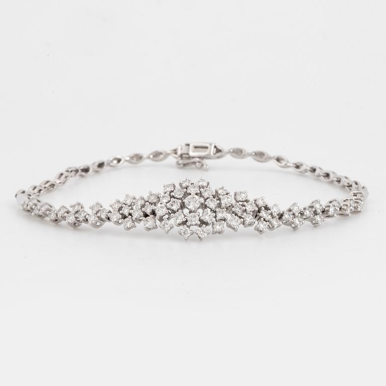 Brilliant-cut diamond bracelet.