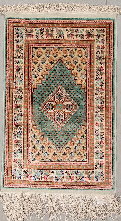 MATTA, Turkiet, silke, 1900-talets slut. Ca 61 x 39 cm.