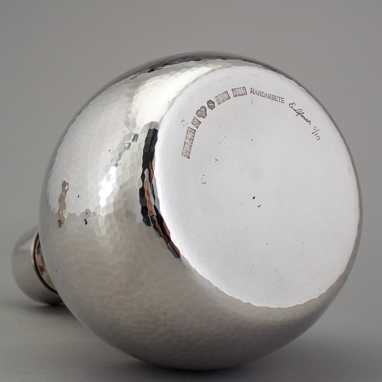 ERIK LÖFMAN, Karaff och 6 vodkabägare, silver, för K G Markströms AB, Uppsala 1978. Vikt 1122 gram.