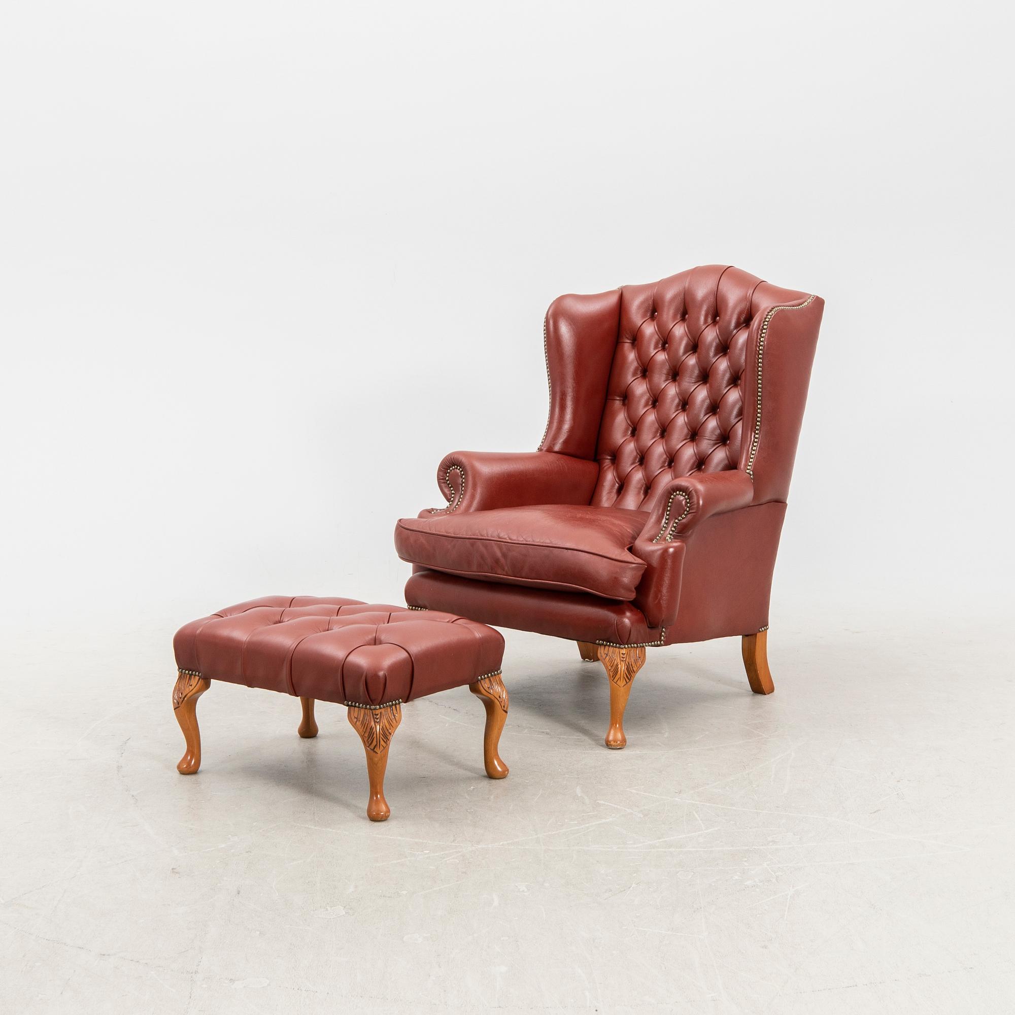 Fåtölj samt fotpall 1900-talets andra hälft.