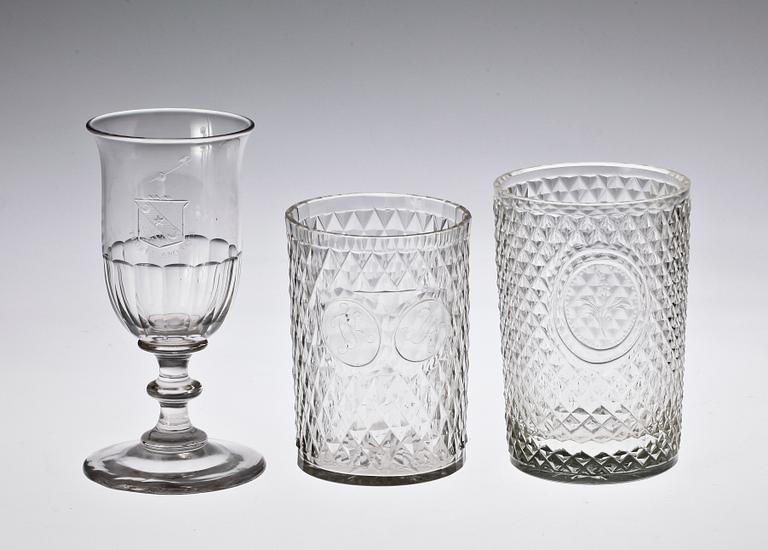 DRICKSGLAS 2 st SAMT VINGLAS, troligen England, 1800-tal.
