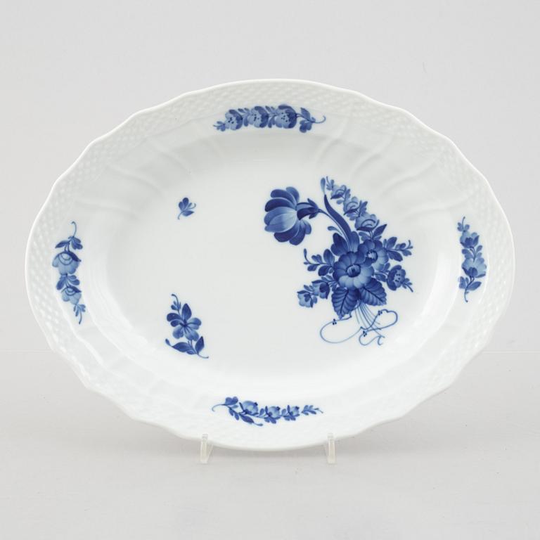 Servisdelar, 40 st, porslin, "Blå blomst", Royal Copenhagen, Danmark.