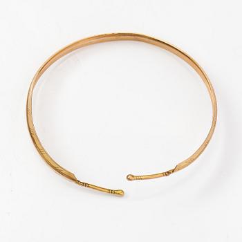 A 14K gold bracelet. Kalevala Koru, Helsinki 1960.