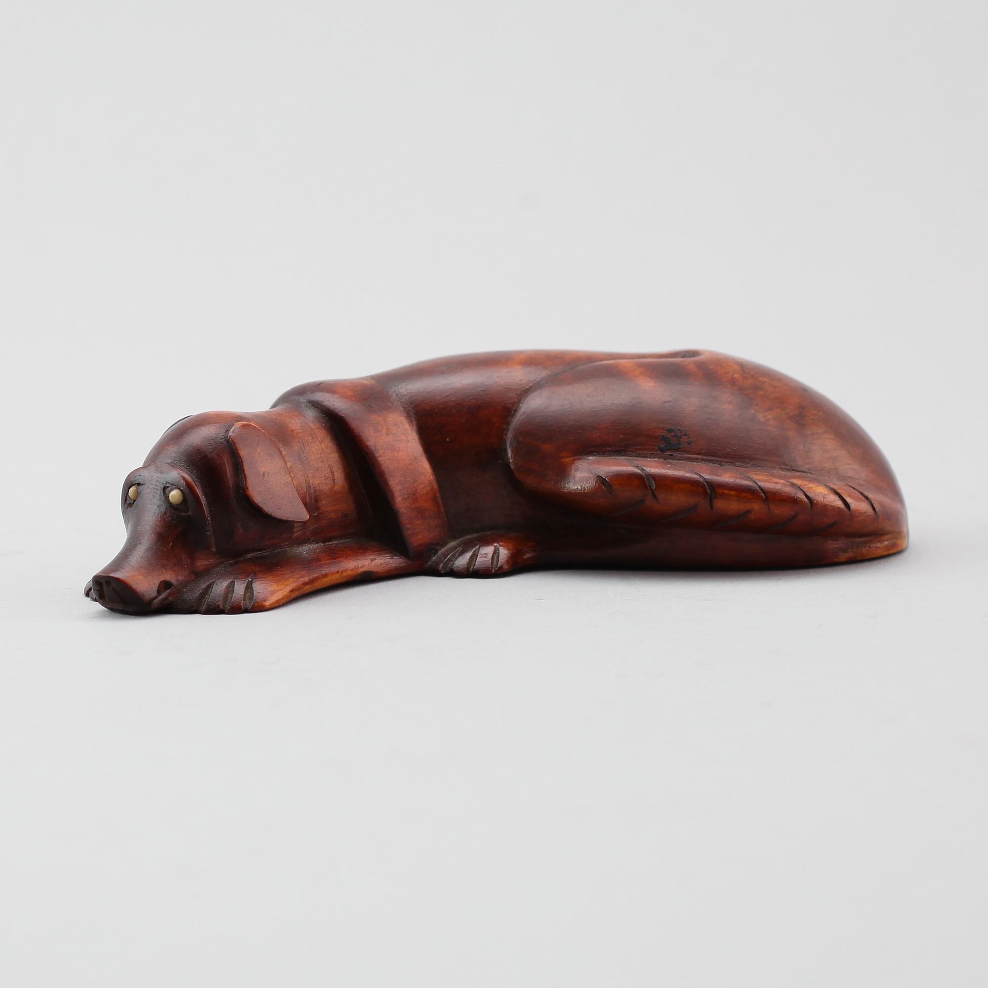 SNUSHUND, skuret trä, 1900-talets första hälft.