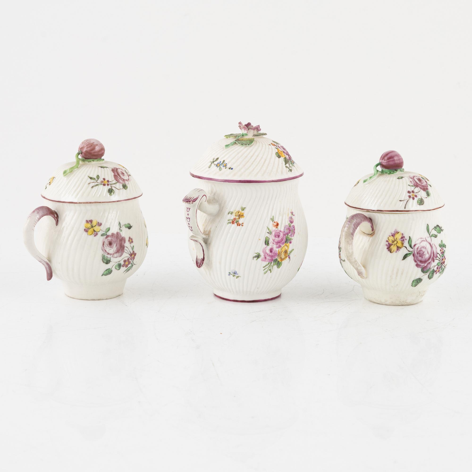 Cremekoppar, tre stycken,  mjukt porslin. Marieberg, 1700-tal.