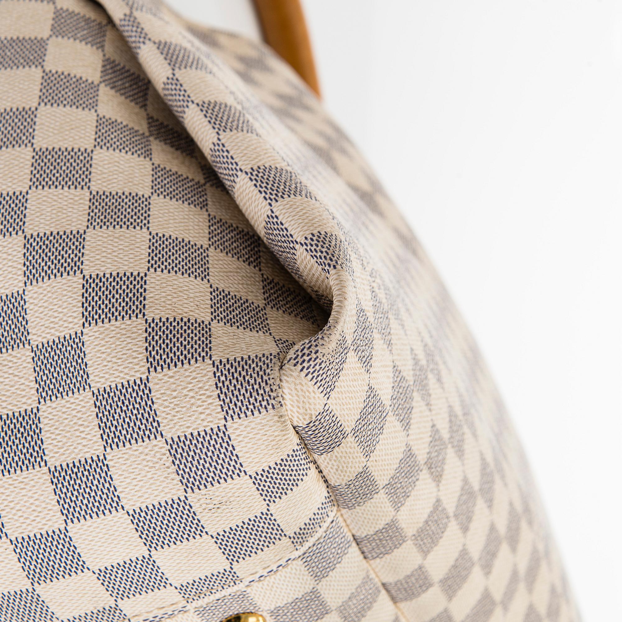 Louis Vuitton, an 'Artsy MM' handbag.