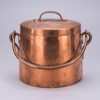 GRYTA MED LOCK, koppar, märkt A.G.G., 1800-tal.