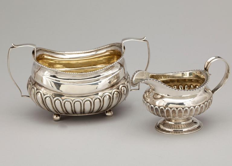 GRÄDDSNIPA OCH SOCKERSKÅL, silver, London, England. 1800-talets andra hälft. Totalvikt ca 400 g.