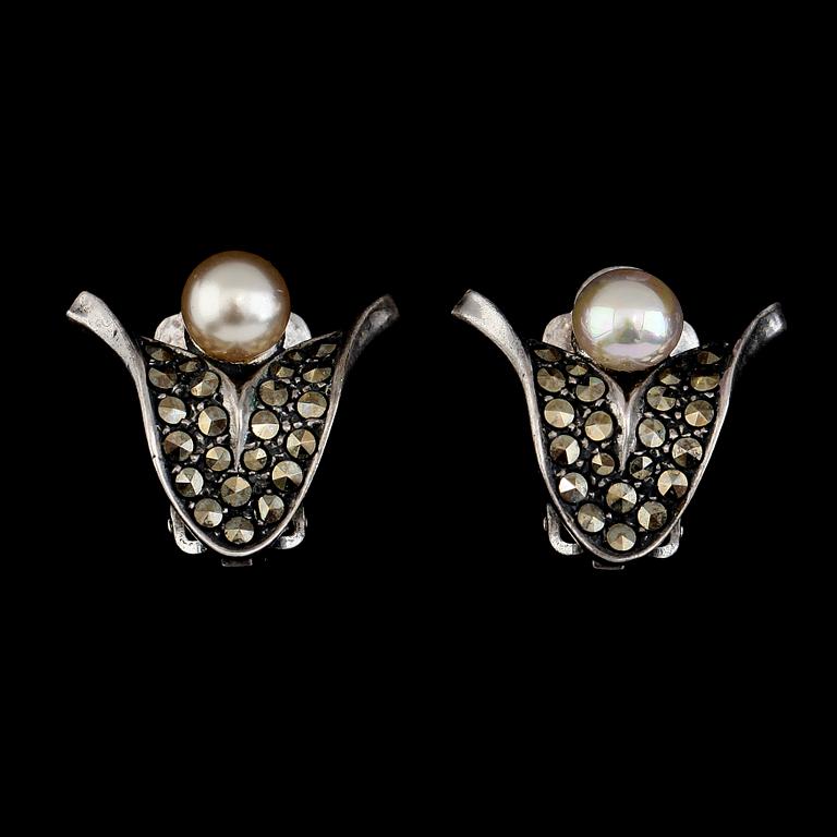 HÄNGE OCH ÖRHÄNGEN, 2 par, silver och bla markasiter, omkring år 1900.