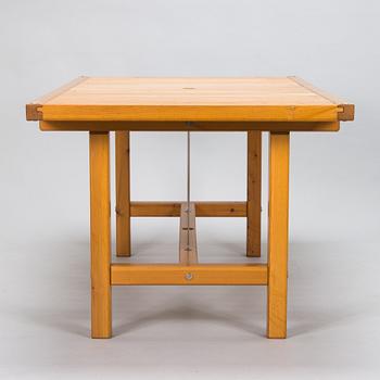 Elsa Stackelberg, a garden table and a pair of garden chairs, Fri Form, Edsbruk, Sweden, late 20th century.