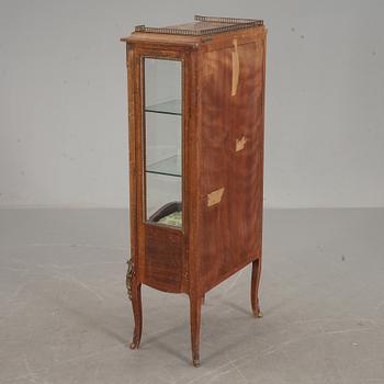 VITRINSKÅP, Louis XVI-stil, 1900-tal.