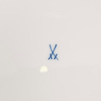 A 77-piece set of Meissen 'Indische malerei' porcelain tableware from the latter half of the 20th century.