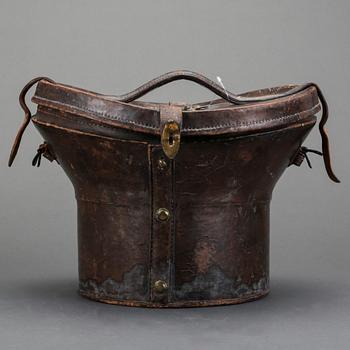 HATTASK, läder, 1800-tal.