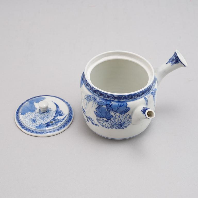 Two Chinese porcelain miniature vases, vase and miniature teapot, Kangxi (1662-1722) late Qing dynasty and 20th century.