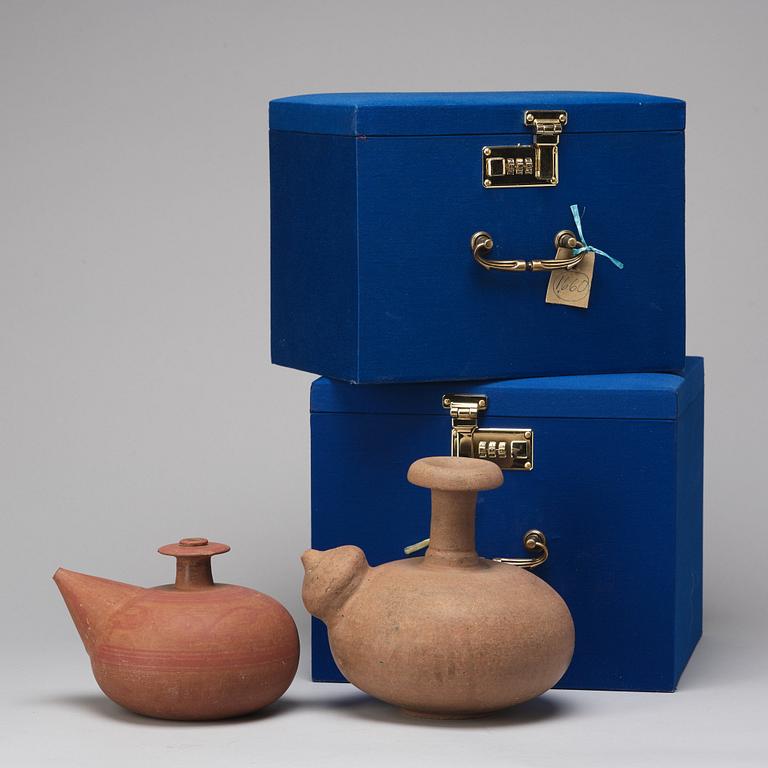 KENDI, två stycken, lergods. Sawankhalok, Thailand, troligen 1500-tal.