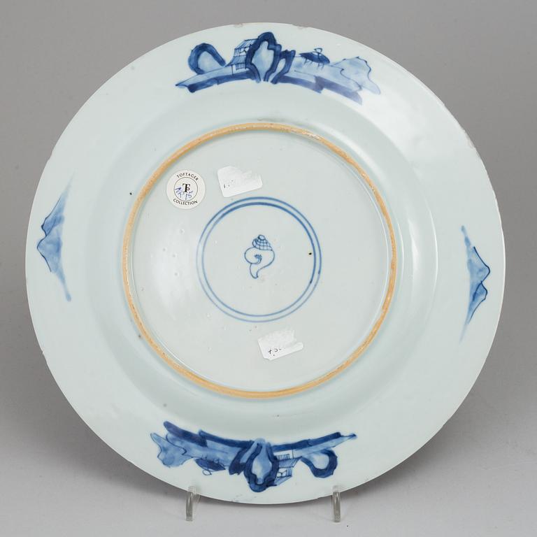 A blue and white dish, Qing dynasty, Kangxi (1662-1722).