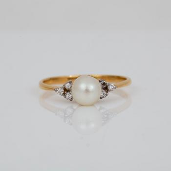 RING, med odlad pärla och små diamanter, totalt ca 0,06 ct.