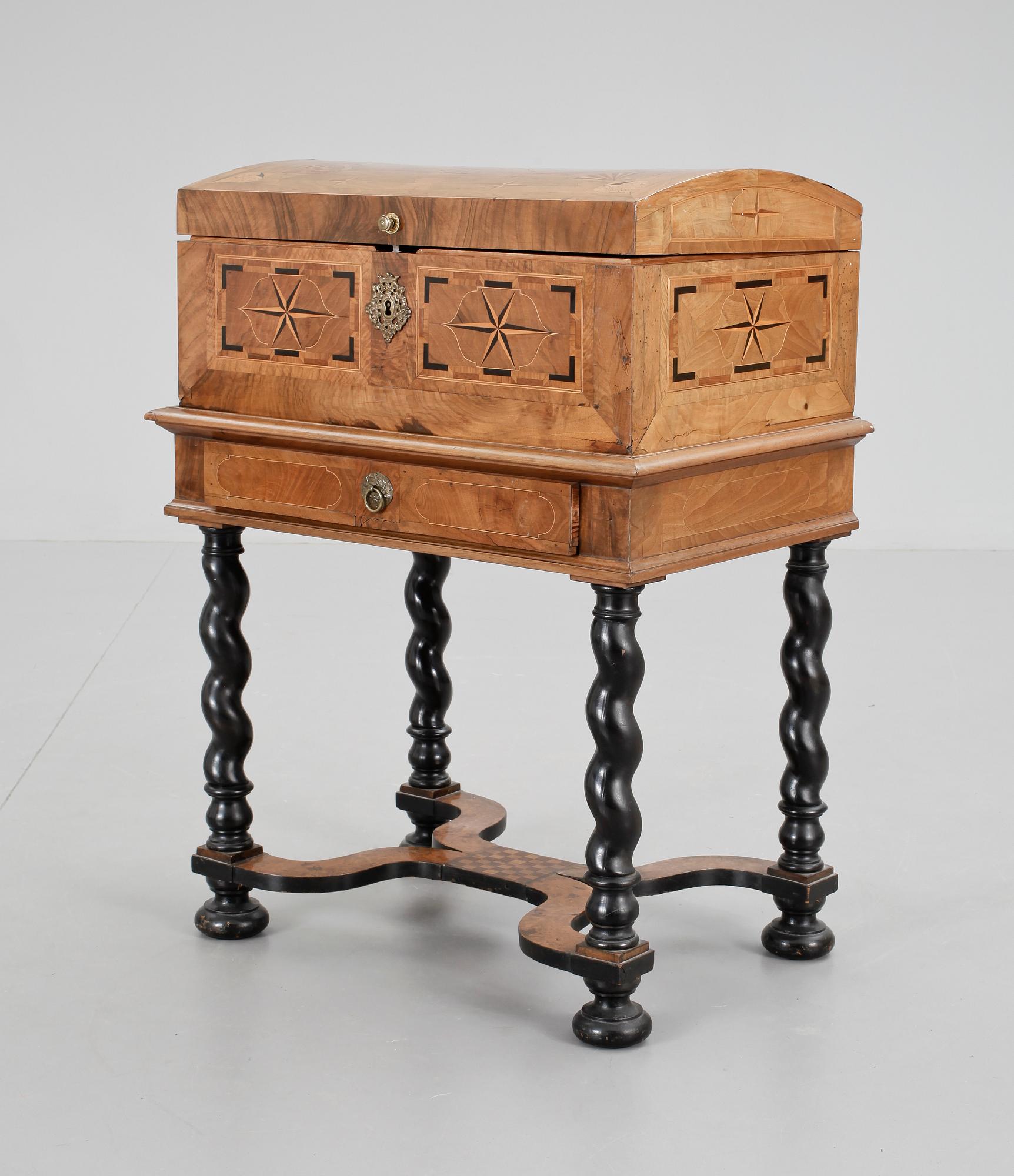 KISTA, på benställning, barock/barockstil. 1700-1900-tal.