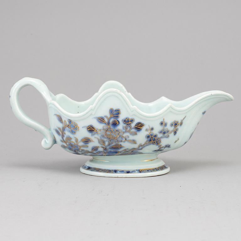 A blue and white export porcelain saucer, Qing dynasty, Qianlong (1736-95).