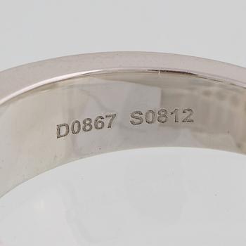 RING, 18K vitguld med 16 briljantslipade diamanter, 0.87 ct samt 10 baguetteslipade blå safirer, 0.81 ct. Vikt 7,9 gram.