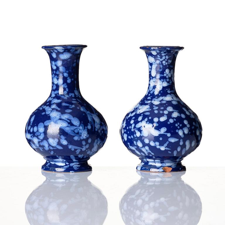 Vaser, ett par, fajans "Bleu Persan", Nevers, möjligen 1800-tal.