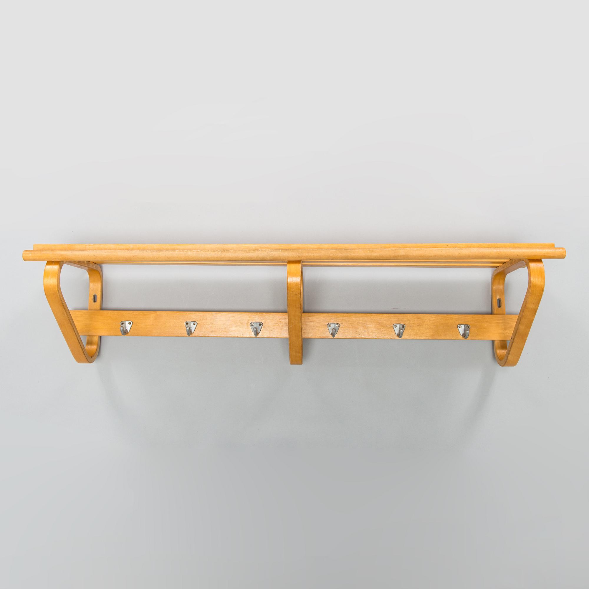 Alvar Aalto, hatthylla/ klädhängare för O.Y. Huonekalu-ja Rakennustyötehdas A.B, 1900-talets mitt.