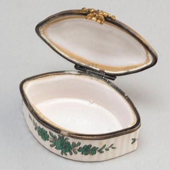 A famille rose armorial bowl, two enamel on copper dishes and an european box with cover, 18th/19th century.