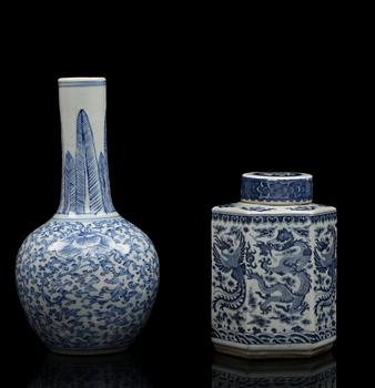 VAS och TEDOSA med LOCK, porslin, Kina 1900-tal.