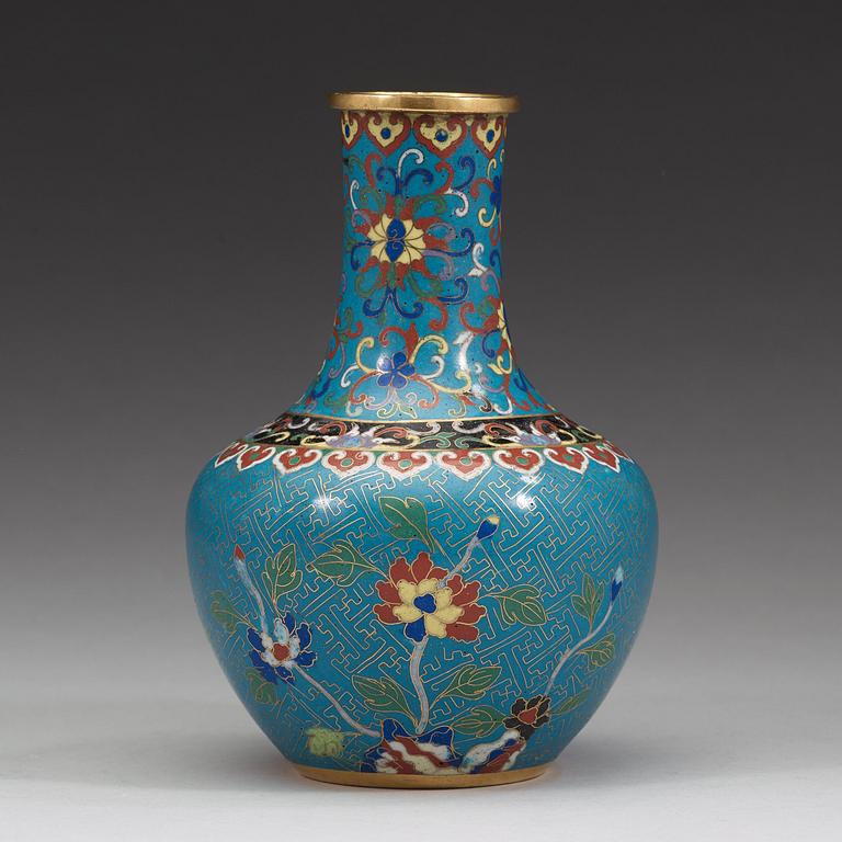 VAS, cloisonné. Qingdynastin, 1800-tal.