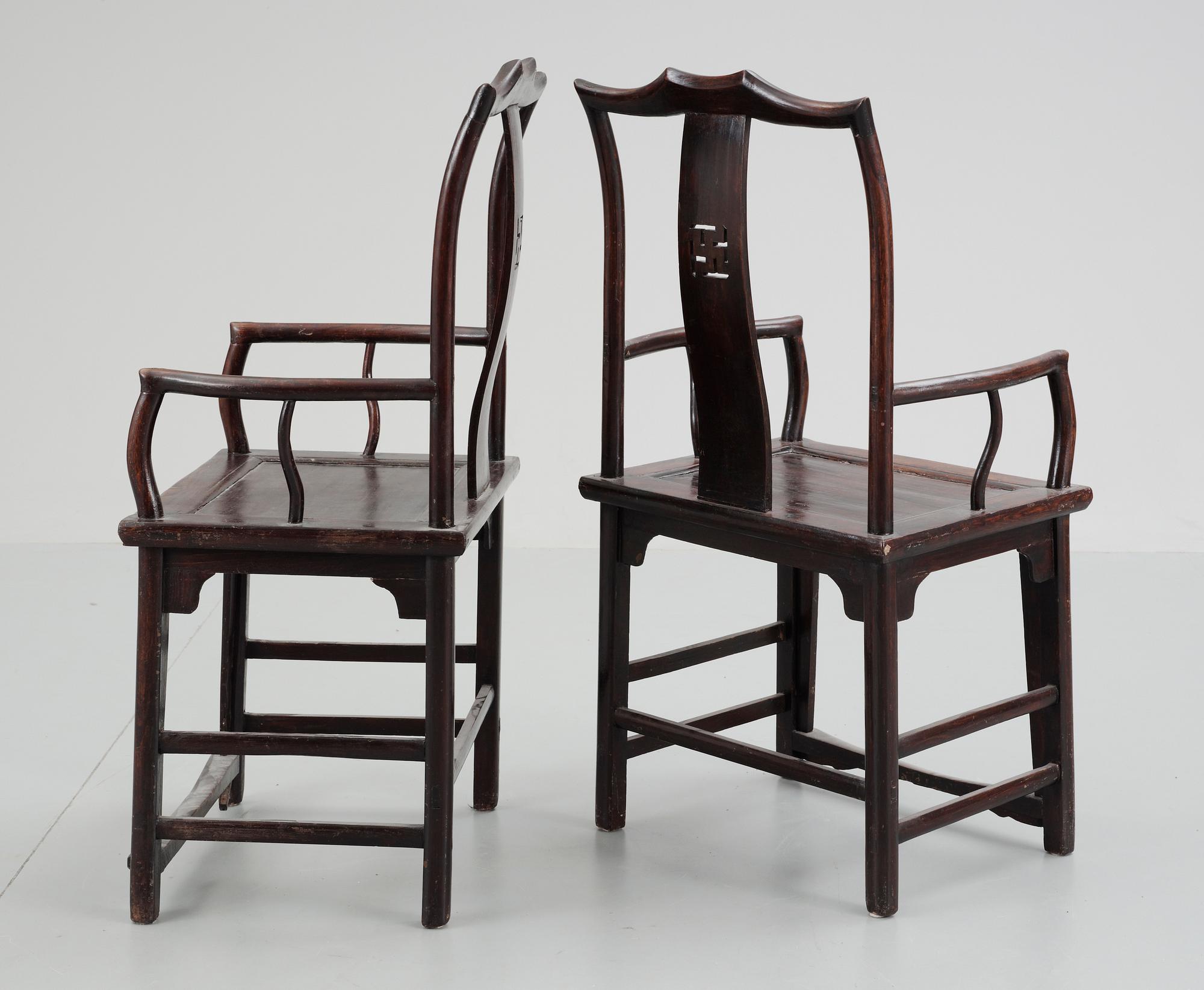 KARMSTOLAR, ett par, Ming-stil. 1800/1900-tal, Kina.