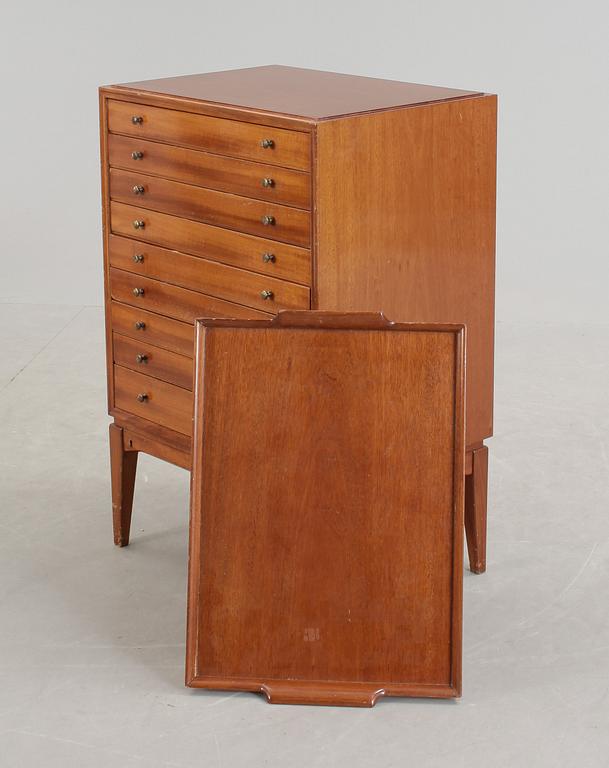 SCHATULL MED SILVERBESTICK, 158 + 3, bland annat JMJ, Göteborg, 1900-talets första hälft. Vikt ca 4576 gram.