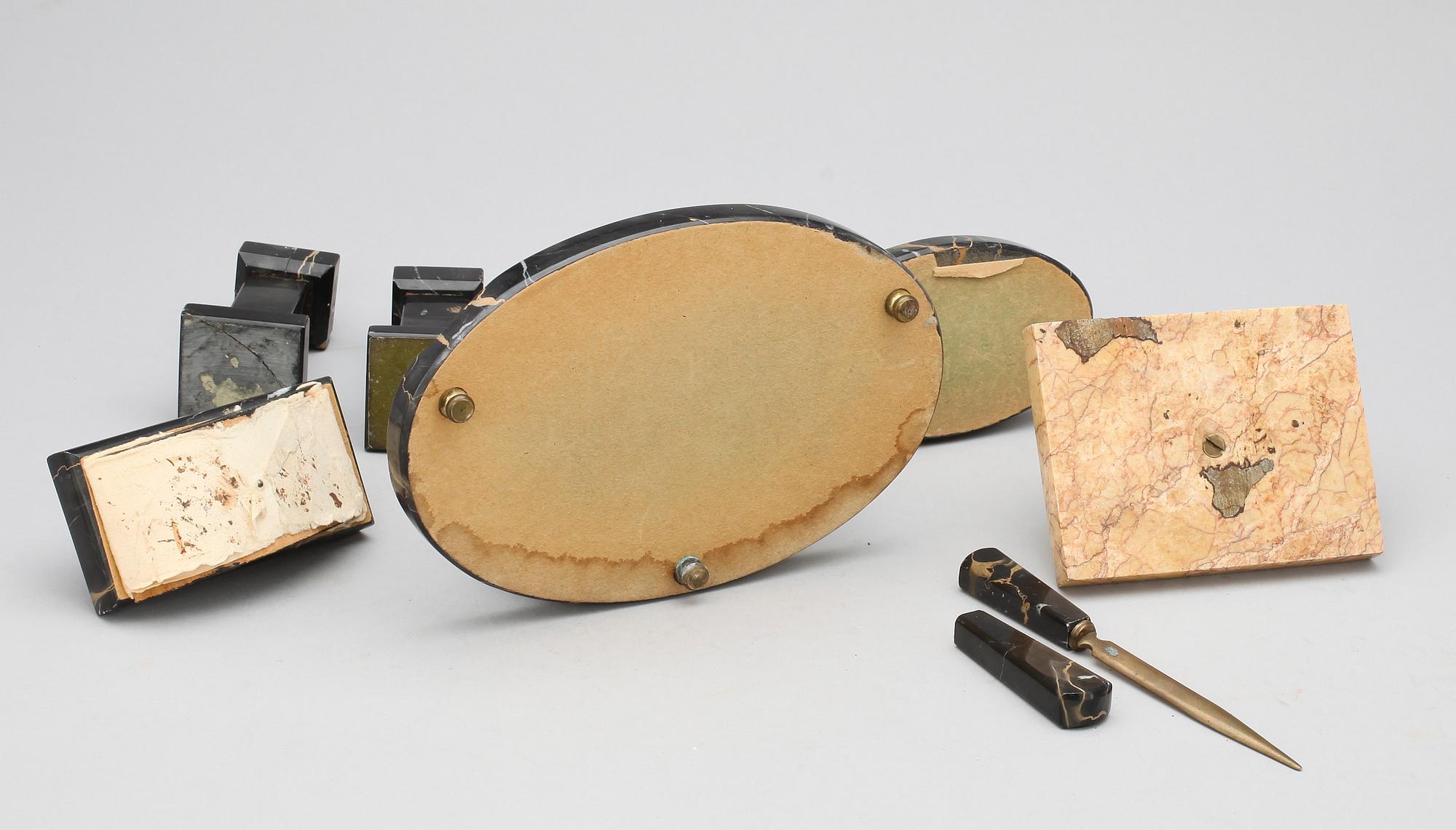 SKRIVBORDSSET, 8 delar, sten, 1900-tal.