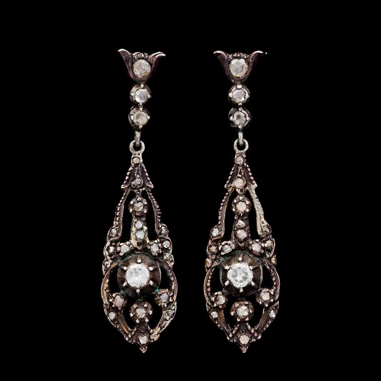 EARRINGS, ros- abd brilliant cut diamonds, tot. app. 0.80 cts, set in gold and silver.
