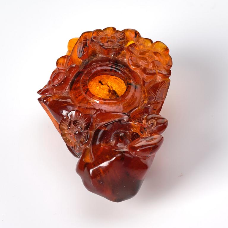 An amber brush washer and three miniature figurines, China, late Qing/early 20th Century.