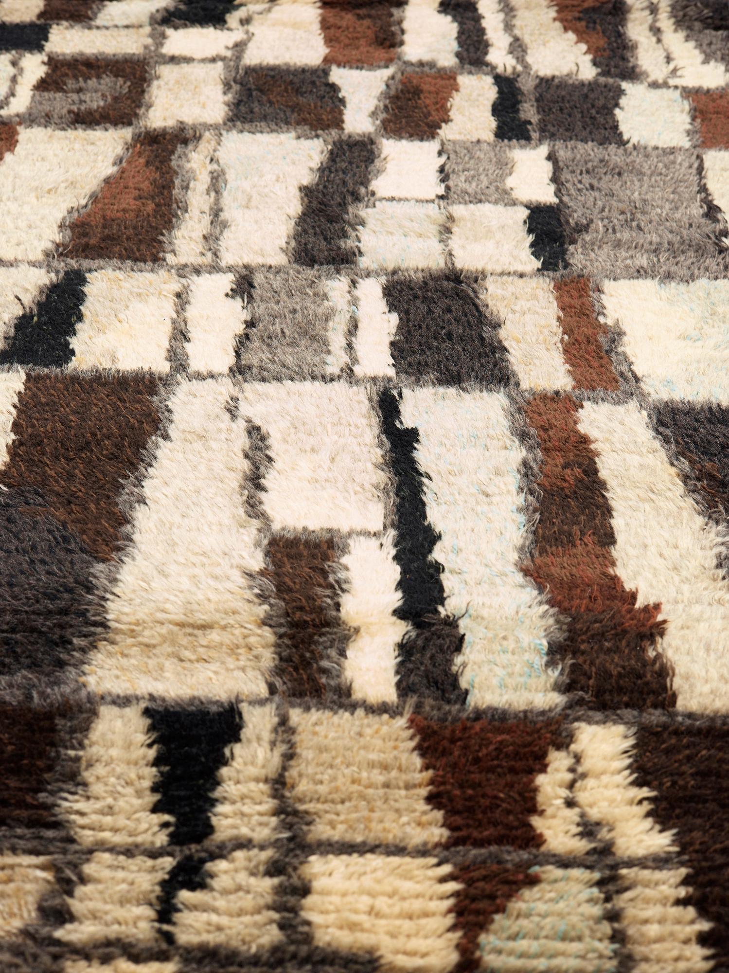 M Harström, MATTA. "Mörk konstruktion". Rya. 223 x 138,5 cm. M. Harström, Hemslöjden, Borås.