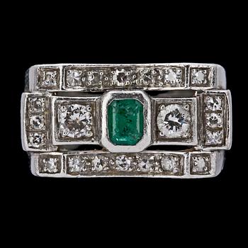 1033. RING, platina med briljant- och åttkantslipade diamanter, tot ca 0.40 ct samt smaragd. 1948.