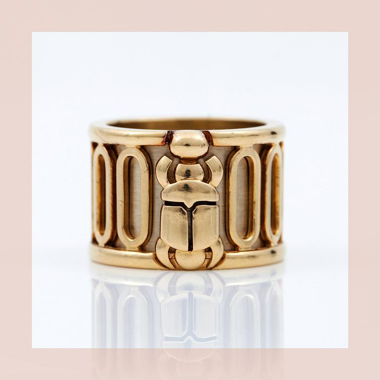 RING, Cartier, 18K gult och vitt guld med skarabée motif. Originalask medföljer.