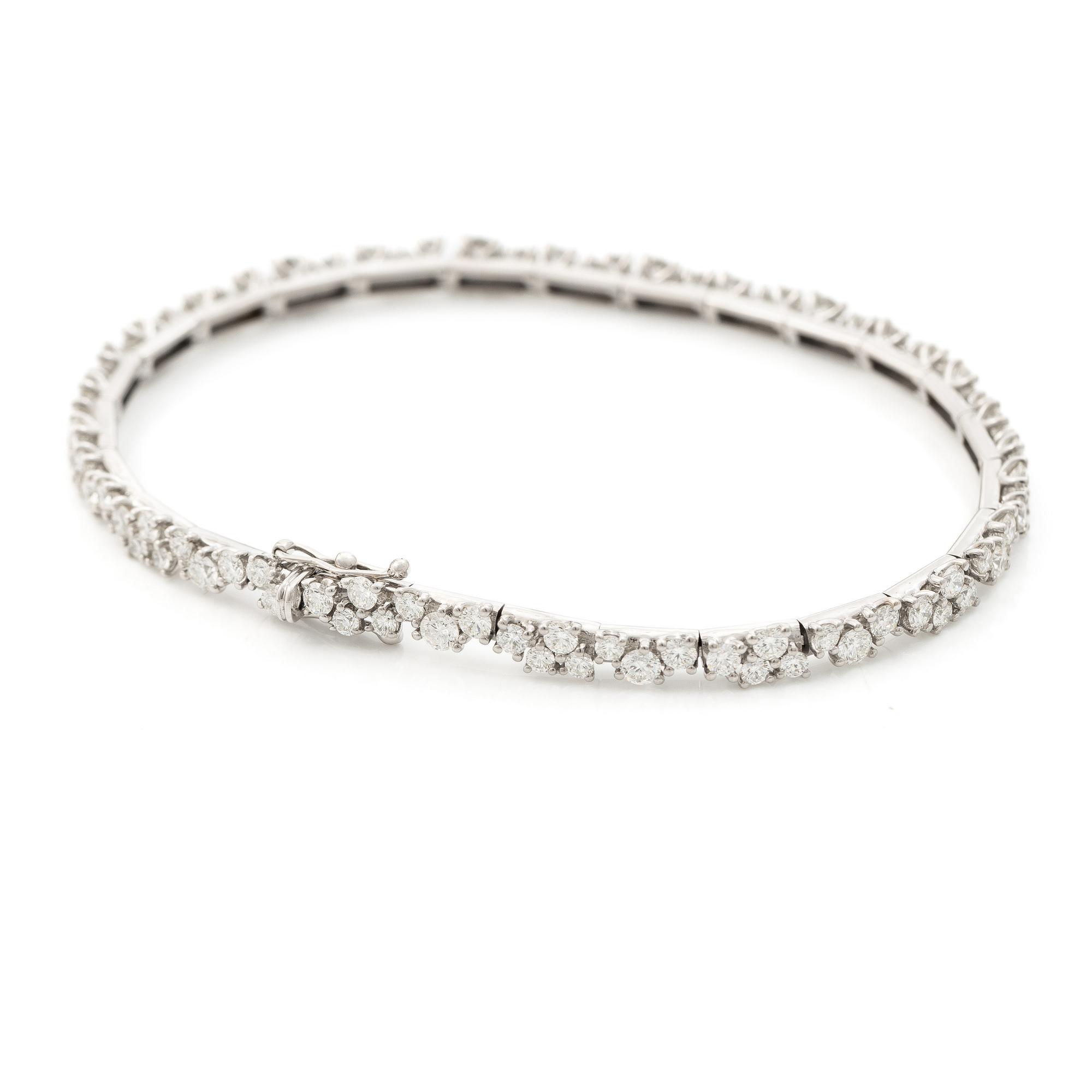 Bracelet 14K gold with round brilliant-cut diamonds.