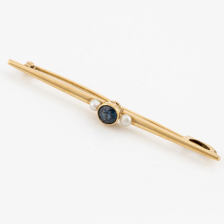 Brooch, brooch pin, CG Hallberg, 18K gold with pearls and sapphire.