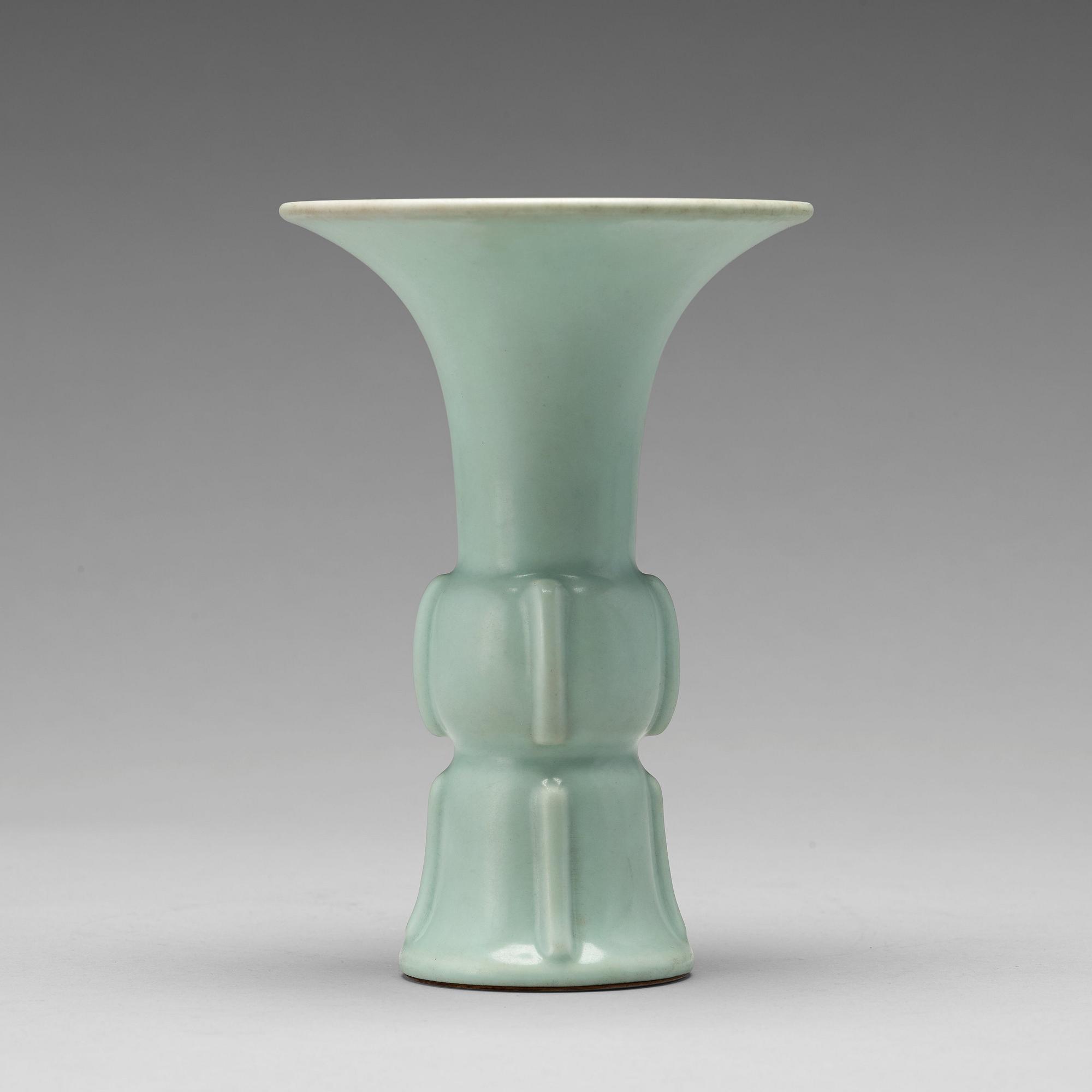 VAS, porslin. Kina, 1900-tal, troligen Republik med Qianlongsmärke.