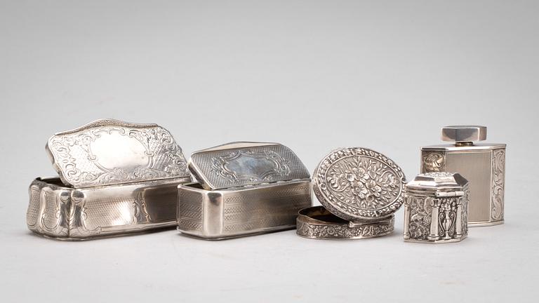 DOSOR OCH FLASKA 4+1 silver. Div. ålder och mästare. Utländska stämplar. Ca 220g.